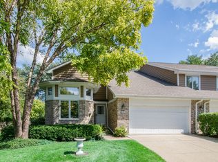 90 Woodstone Dr, Buffalo Grove, IL 60089
