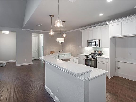 3rd image of 4924 Dacy Ln