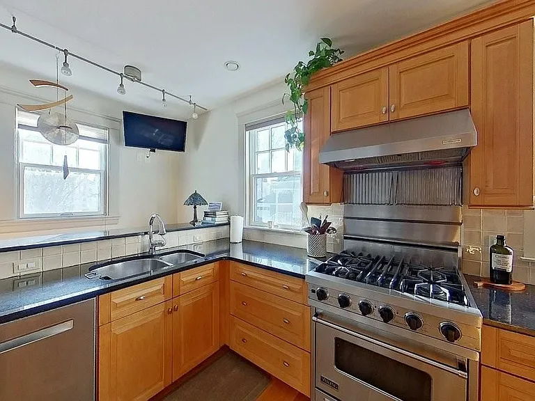 27 Cranston Ave — Photo 15