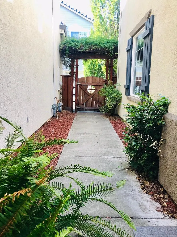 154 Crescent Plz — Photo 4