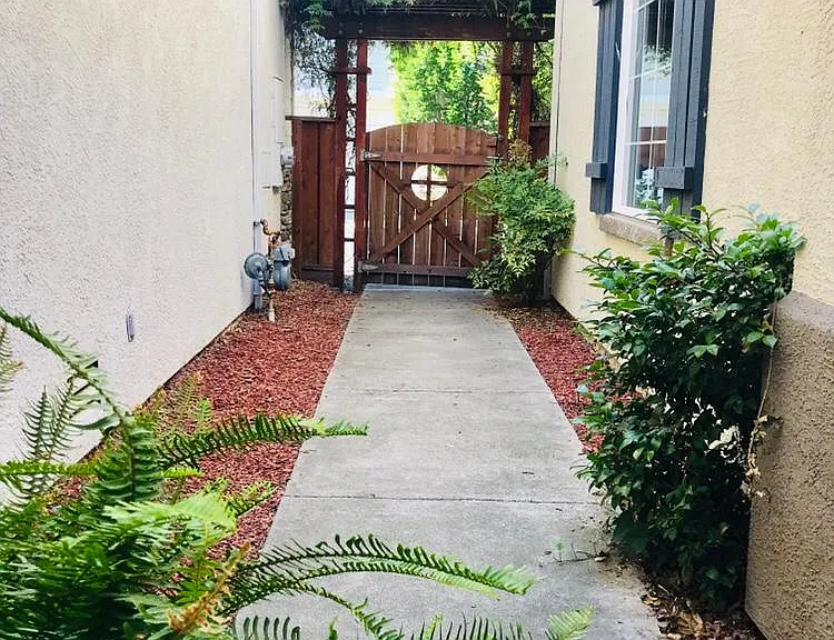 154 Crescent Plz — Photo 4