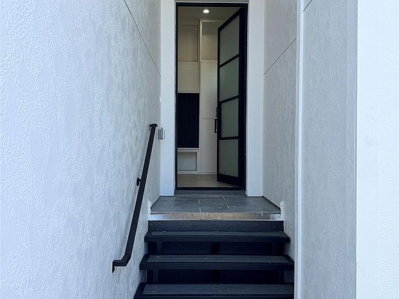 3rd image of 1004 E 32nd St