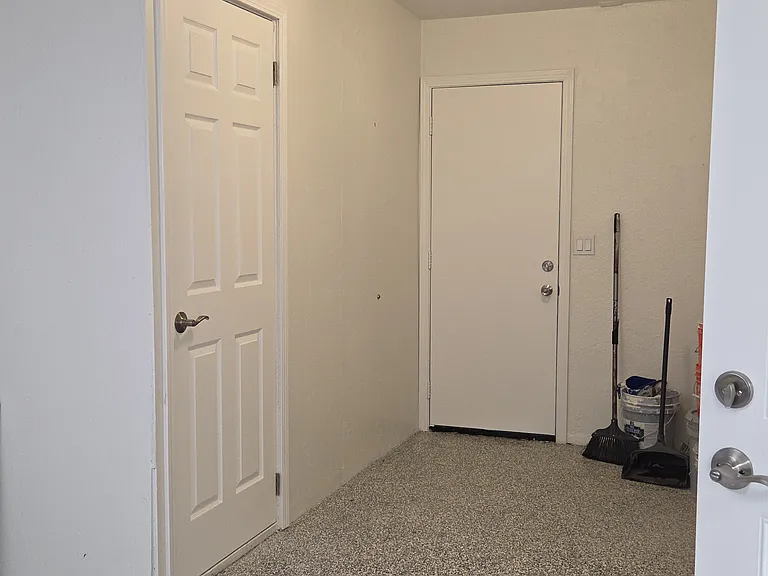 892 Robin Dr — Photo 15