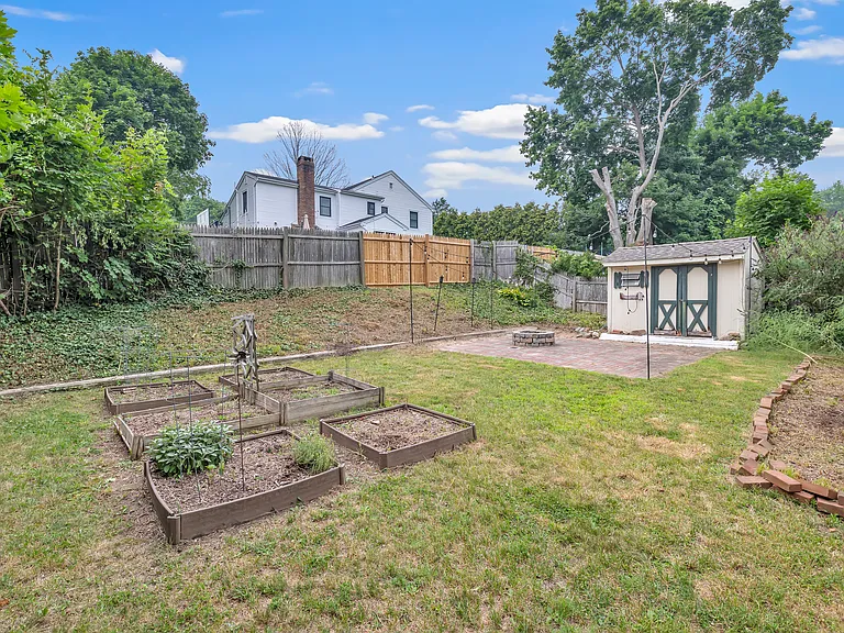 215 Bennett St — Photo 34