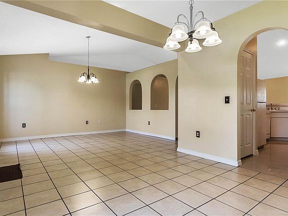 4th image of 318 Baccarat Ct