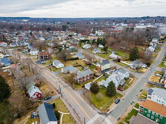 3rd image of 427 Pleasant St