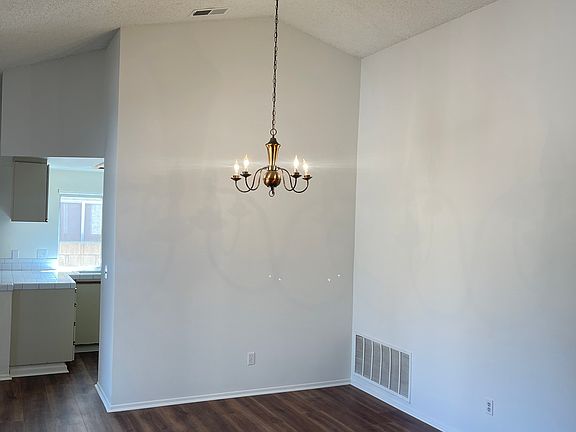 Formal dinning room/vaulted ceilings