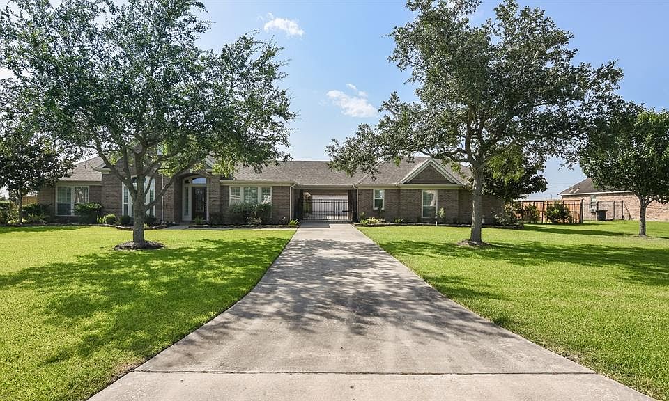 Rare Perry Executive 1 story home on 1.1 acres, 4/2.5/11. Two garages an 8+ car and a finished 3 car! Large parkinf between garages.