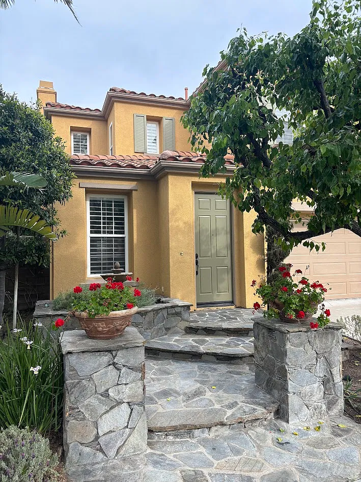 4 bed, 2116 sqft, $5,280 — Photo 2