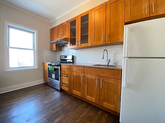 3rd image of 22-18 38th St #2B