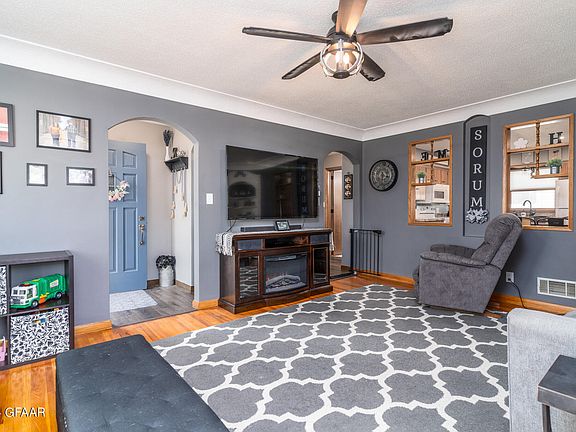 3rd image of 924 10th Ave S