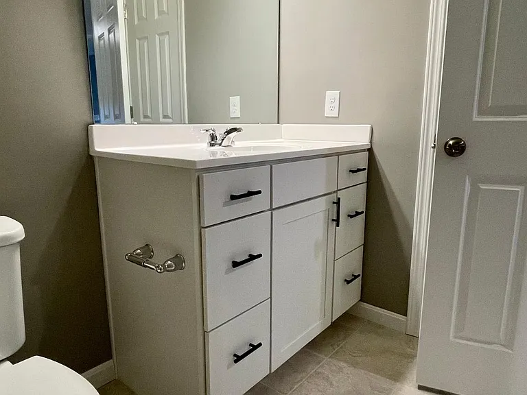 Hall Bath (2nd Floor)