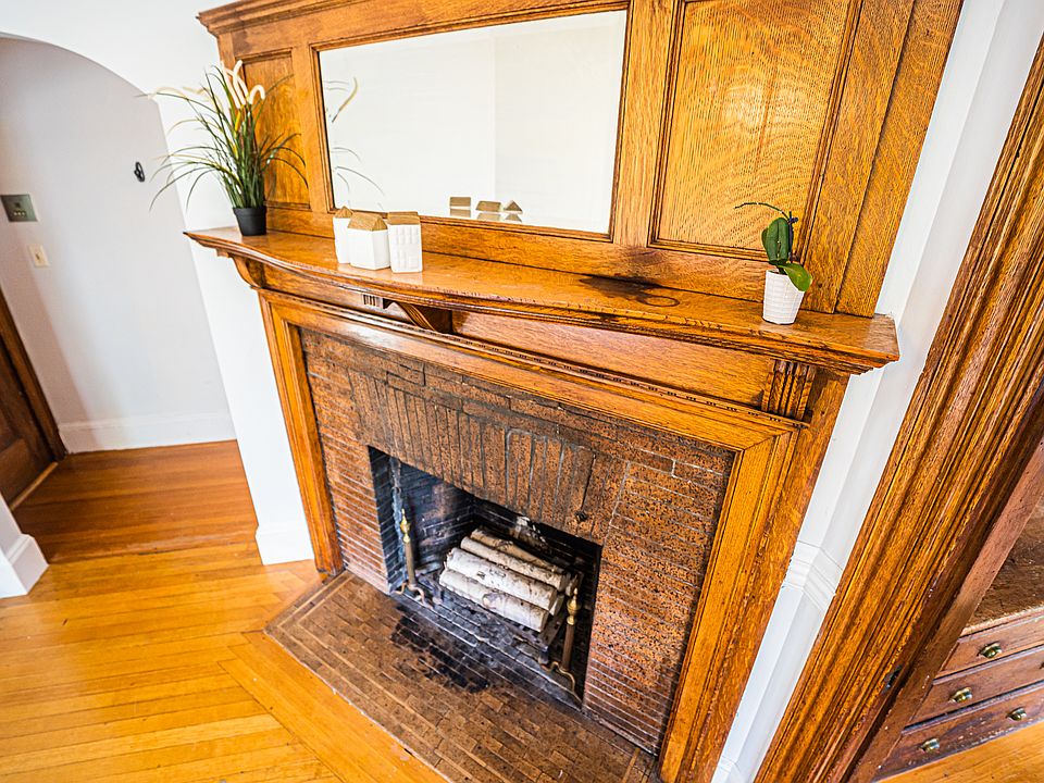 Original 1899 fireplace (non-working)