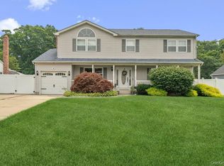 89 Floyd St, Deer Park, NY 11729