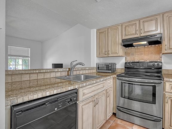 4th image of 1050 Lake Shore Dr APT 105-1
