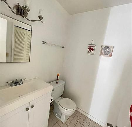 4th image of 2144 Sherwood Forest Blvd APT 7