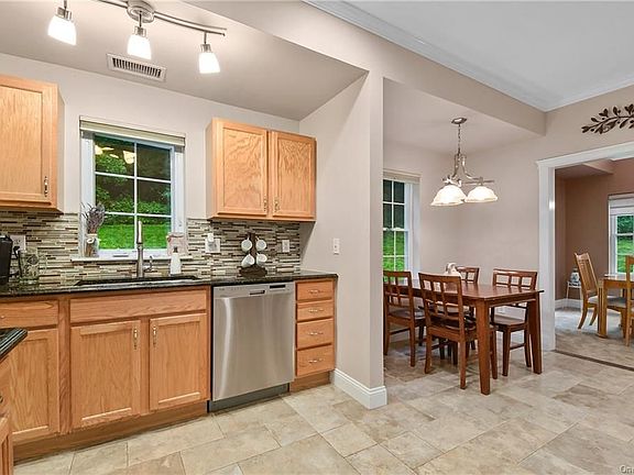 3rd image of 126 Scenic Dr W