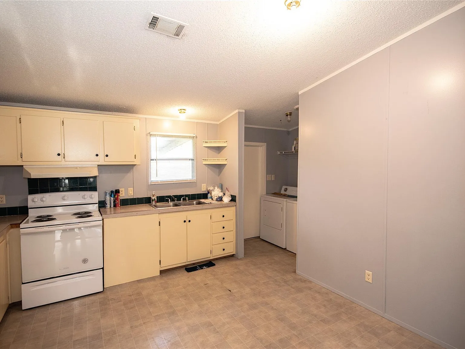 3 bed, 2.0 bath, 1280 sqft, $1,600 — Photo 4