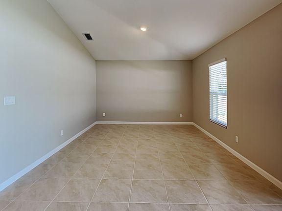 4th image of 301 SE Fallon Dr