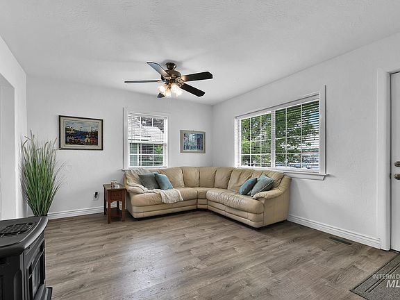 4th image of 216 14th Ave S