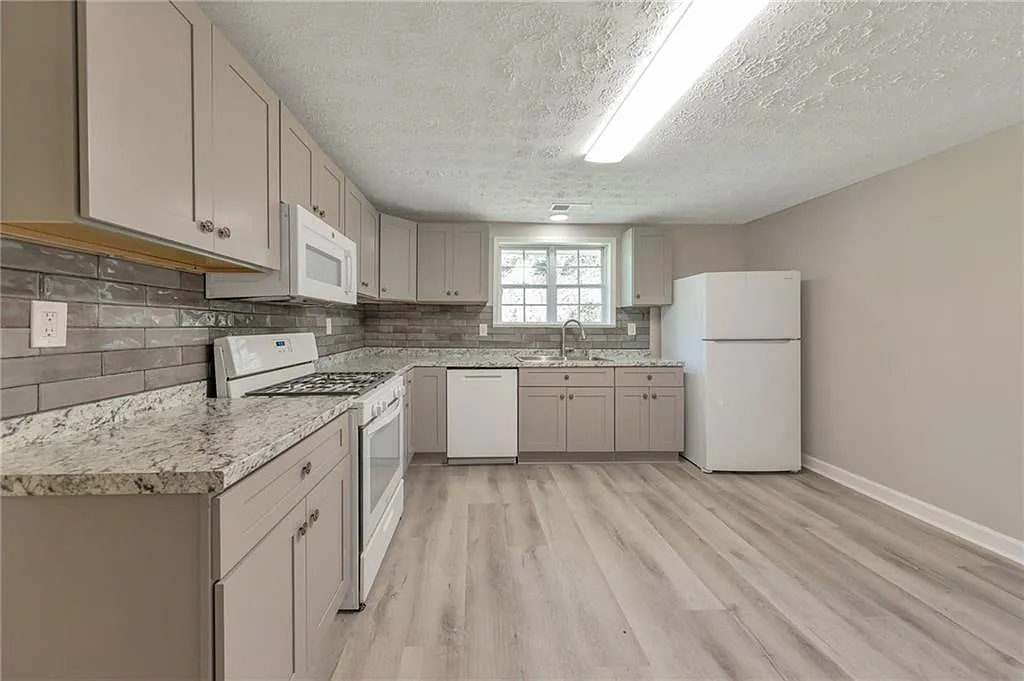 3 bed, 2.0 bath, 1478 sqft, $2,800 — Photo 2