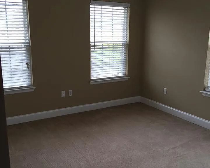 708 Stratford Ave — Photo 7