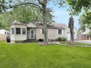 10 Quintuck Ln, East Islip, NY 11730