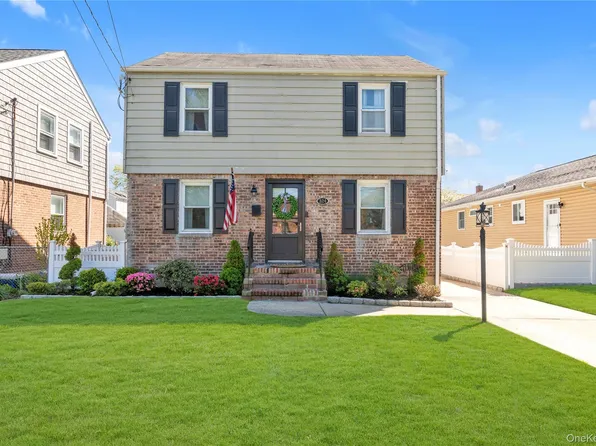 324 Beebe Rd, Mineola, NY 11501