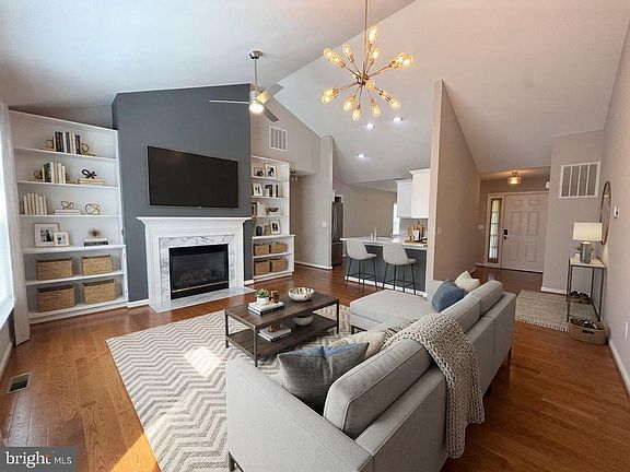 3rd image of 1808 Stoneybrook Ln