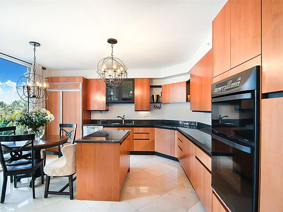 5th image of 17555 Collins Ave APT 407
