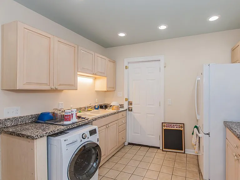 1116 W Roscoe St #2 — Photo 6