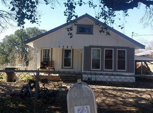 1387 E Market St, Lockhart, TX 78644