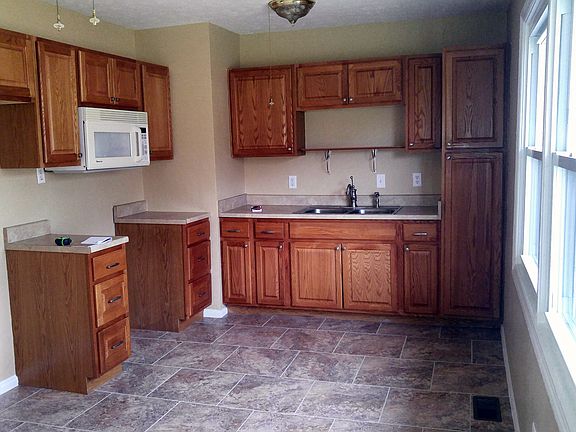 Kitchen: 15' x 9.5'