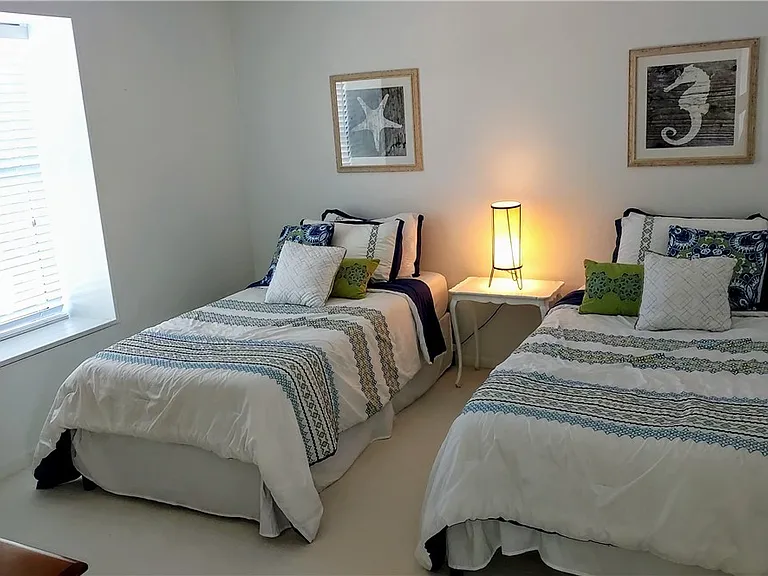 140 Estrellita Dr — Photo 2