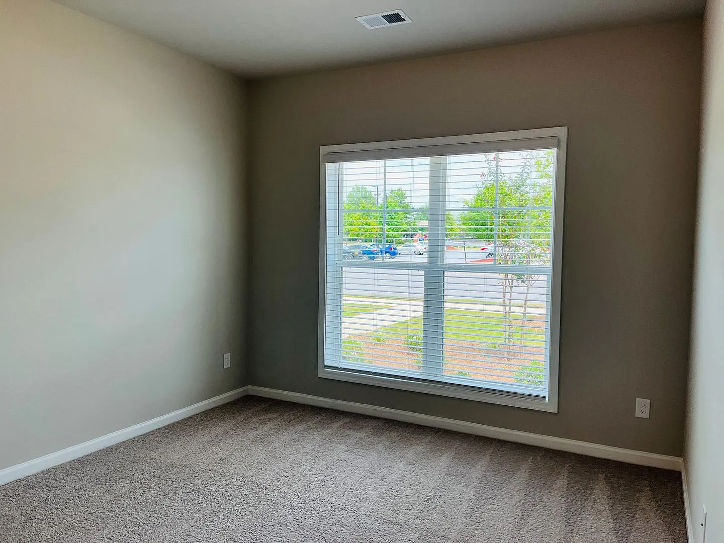Like New Townhome Located On The Newnan Linc! Must See! — Photo 4
