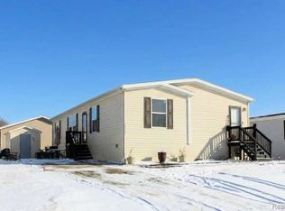 25843 Loudon Dr, Brownstown, MI 48134