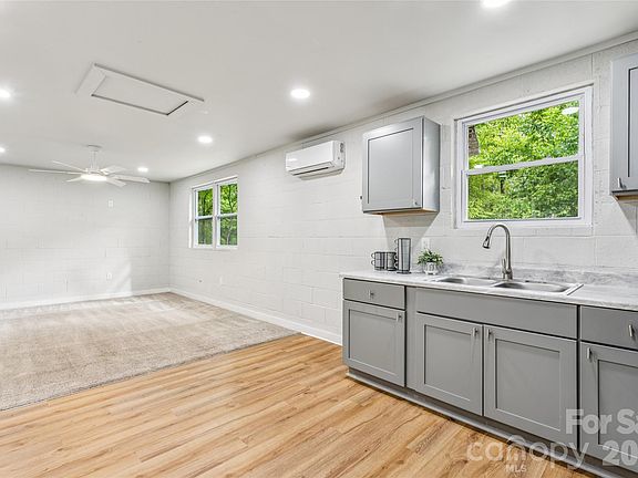 3rd image of 1014 N Mountain St