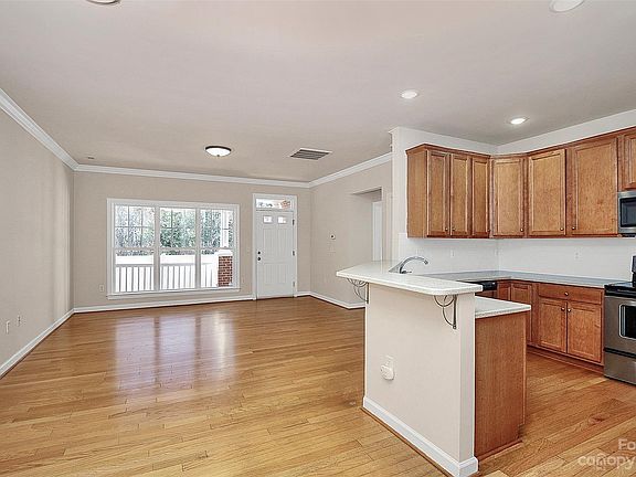 4th image of 336 Sadie Dr