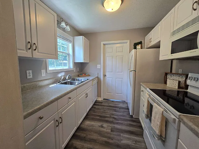 460 Caney Ln — Photo 6