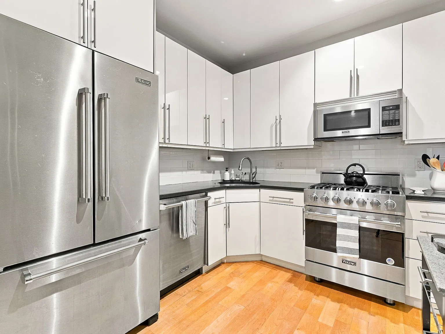 2 bed, 1.5 bath, 930 sqft, $4,400 — Photo 4