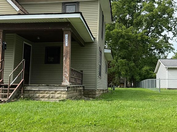 2nd image of 832 W 4th St
