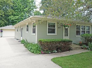 829 N Roosevelt Ave, Oconomowoc, WI 53066