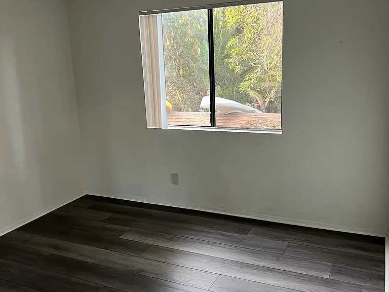 1371 Loma Ave — Photo 17