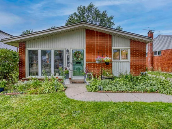 21613 Parkway St, Saint Clair Shores, MI 48082