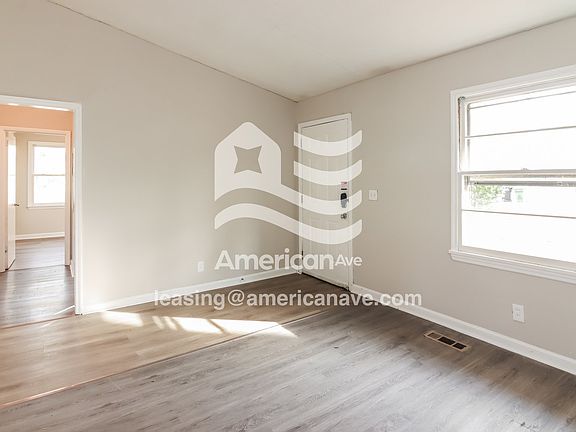 1285710_002_living_room_2.jpg