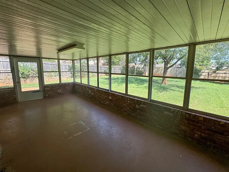 345 Travis Cir — Photo 21