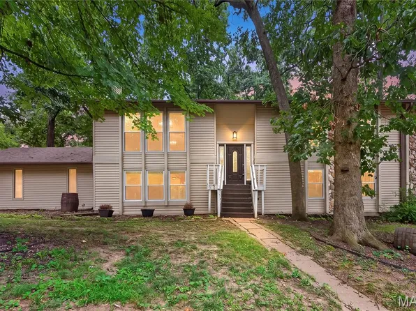 41 Oak Forest Dr, Saint Charles, MO 63303