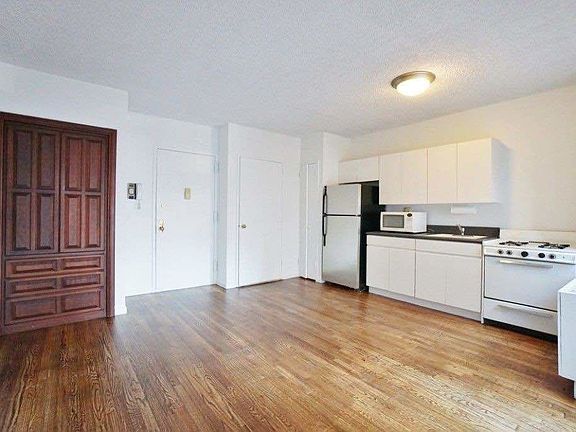 3rd image of 343 W 51st St #7