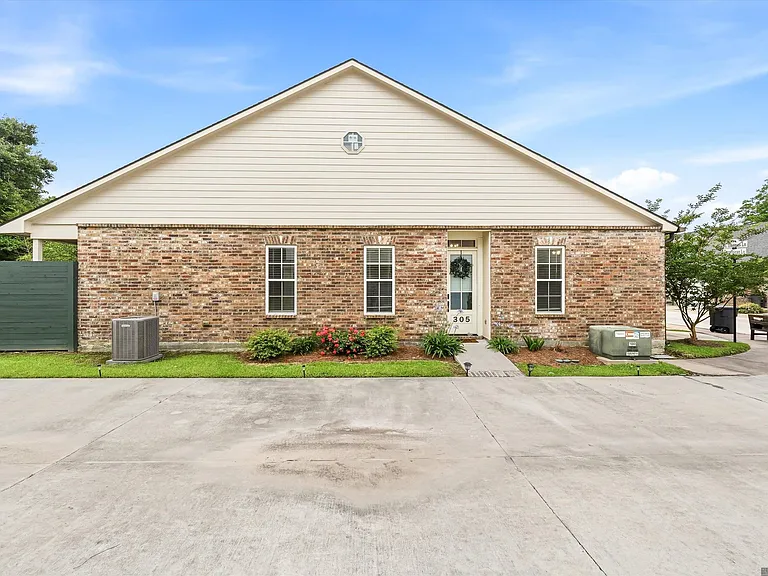 305 Saint Thomas Ln — Photo 1