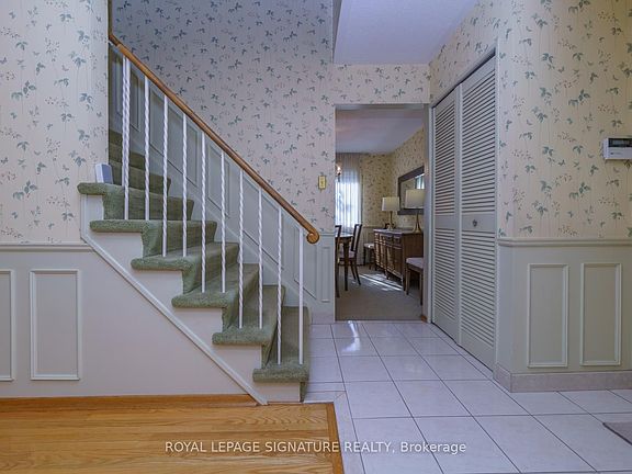 4th image of 19 Castle Hill Dr